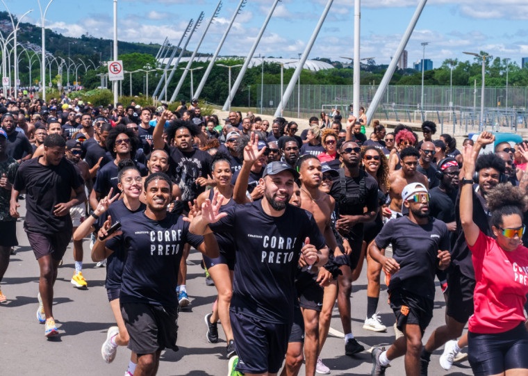 Imagem de pessoas a correr no festival
